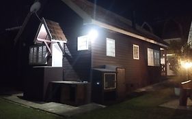 Chale de Madeira - Lareira e Fogueira---lindo gramado com mesa para café da manhã, churrasqueira e fogueira
